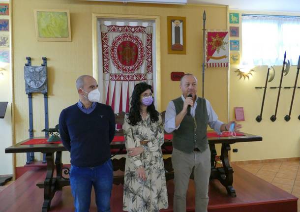 Contrada San Bernardino a tavola con polenta e bruscitt