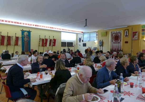 Contrada San Bernardino a tavola con polenta e bruscitt