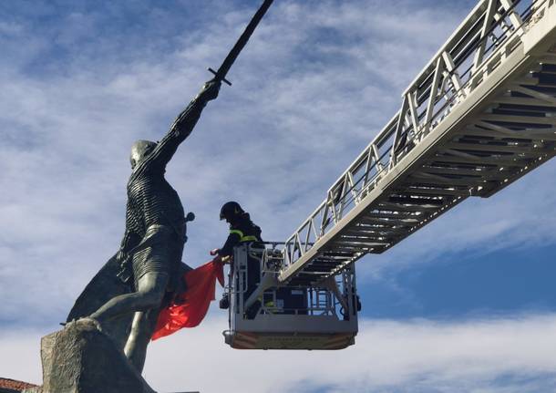 Via le bandiere arancioni dal Monumento al Guerriero