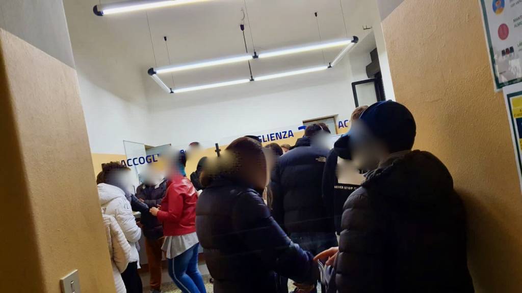 Folla al punto tamponi in ospedale a Varese