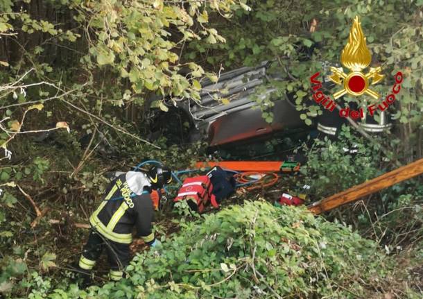 Incidente a Venegono Inferiore, auto si ribalta