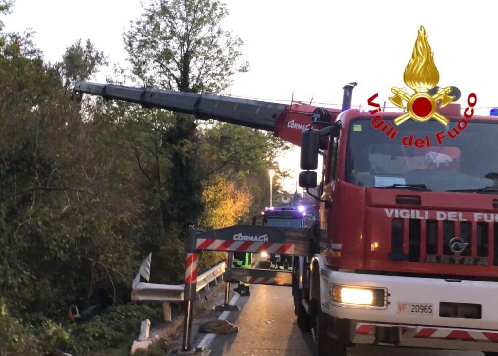 Incidente a Venegono Inferiore, auto si ribalta