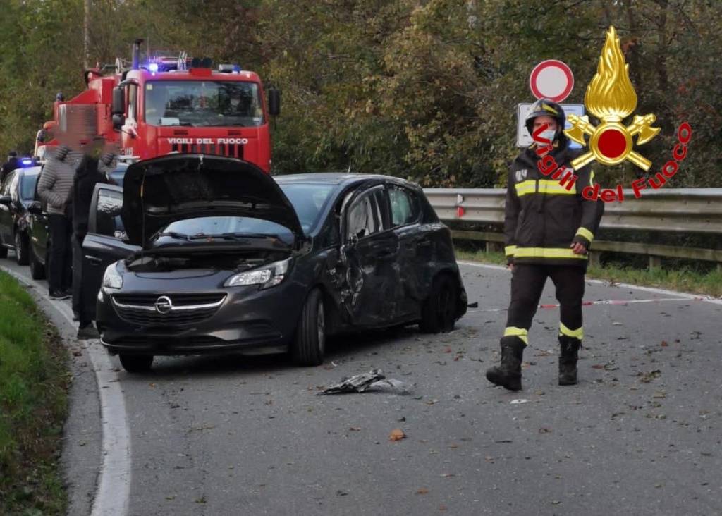 Incidente a Venegono Inferiore, auto si ribalta