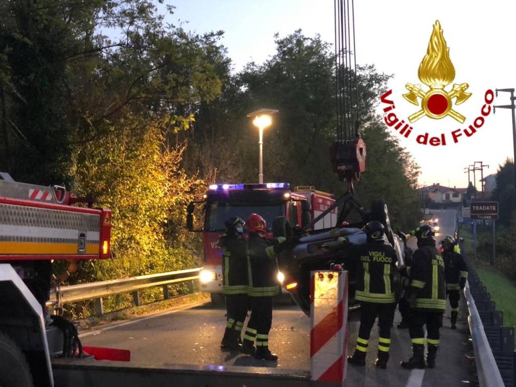 Incidente a Venegono Inferiore, auto si ribalta