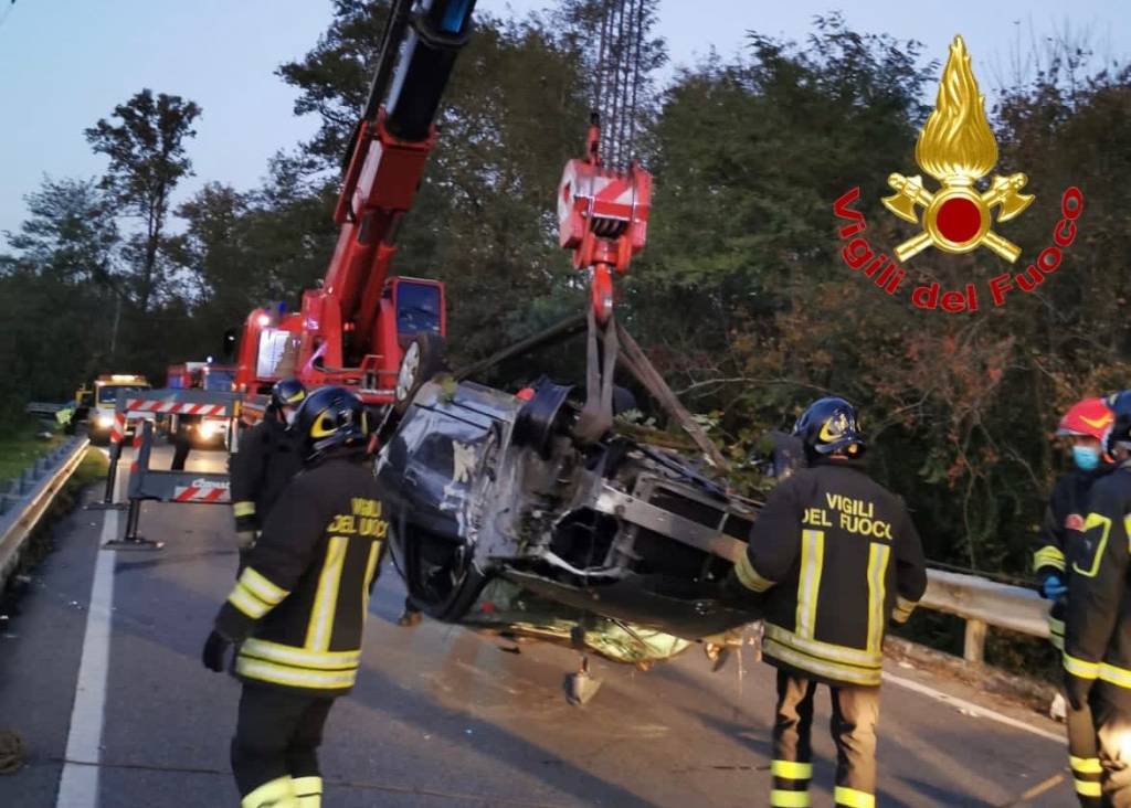 Incidente a Venegono Inferiore, auto si ribalta