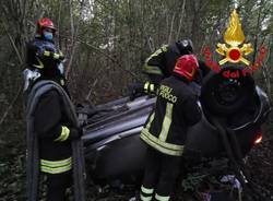 Incidente a Venegono Inferiore, auto si ribalta