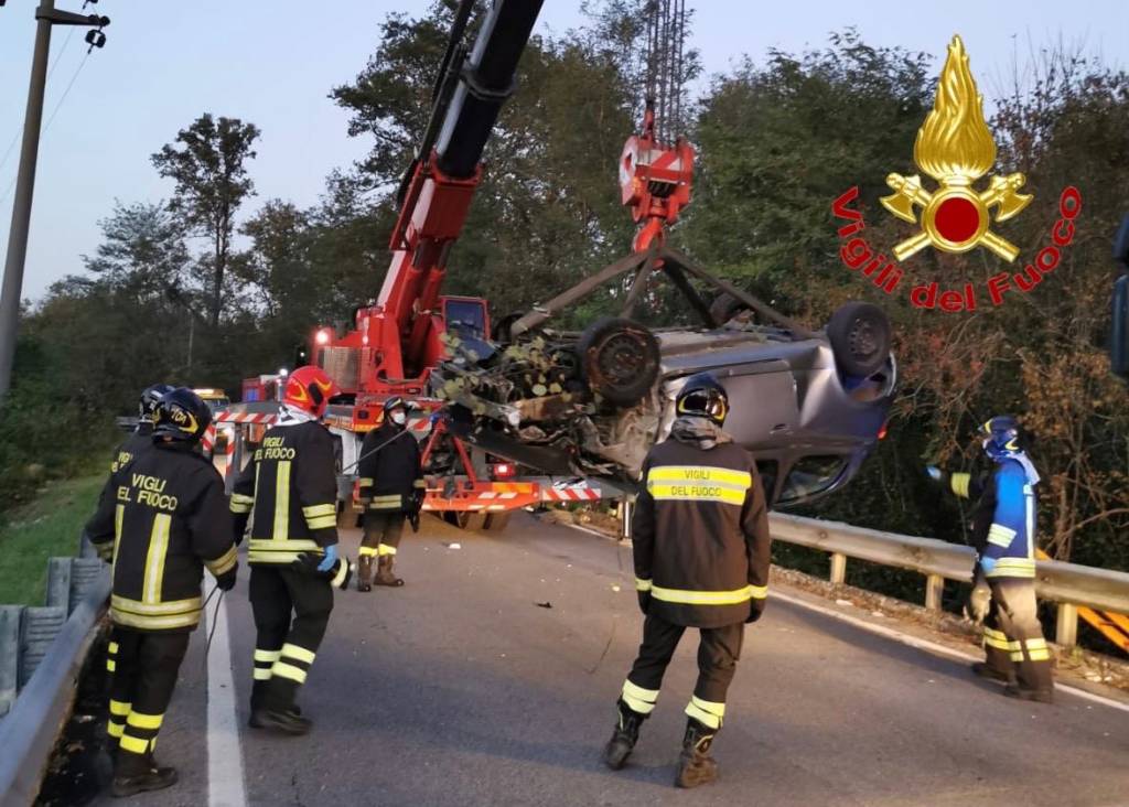 Incidente a Venegono Inferiore, auto si ribalta