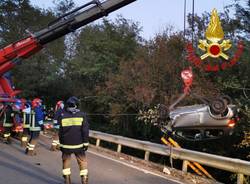 Incidente a Venegono Inferiore, auto si ribalta