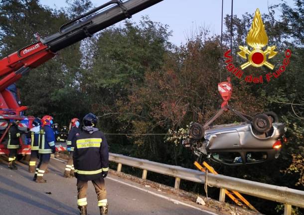 Incidente a Venegono Inferiore, auto ribaltata