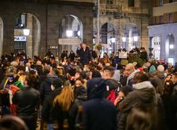 La manifestazione in piazza a Varese contro le norme anti contagio 