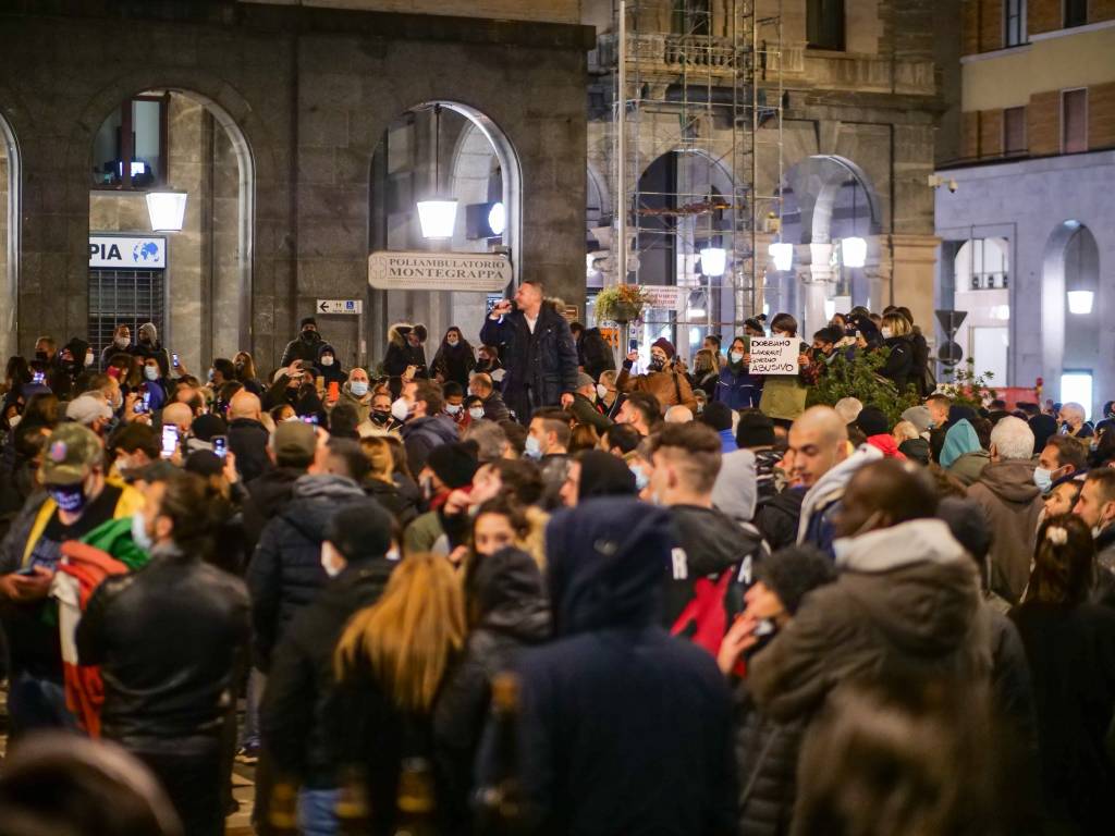 La manifestazione in piazza a Varese contro le norme anti contagio 