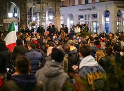 La manifestazione in piazza a Varese contro le norme anti contagio 