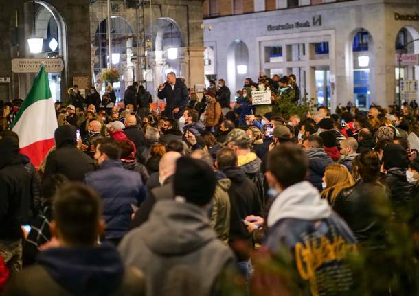 La manifestazione in piazza a Varese contro le norme anti contagio 