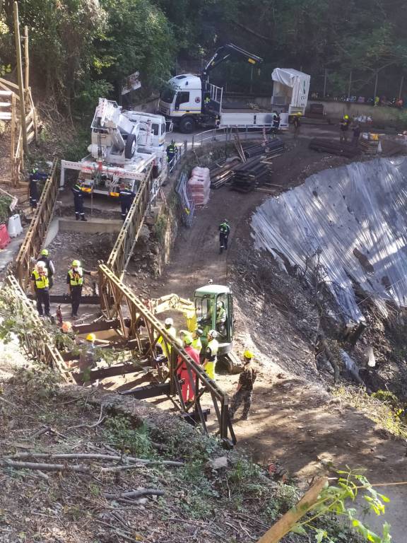 La posa del nuovo ponte a Curiglia