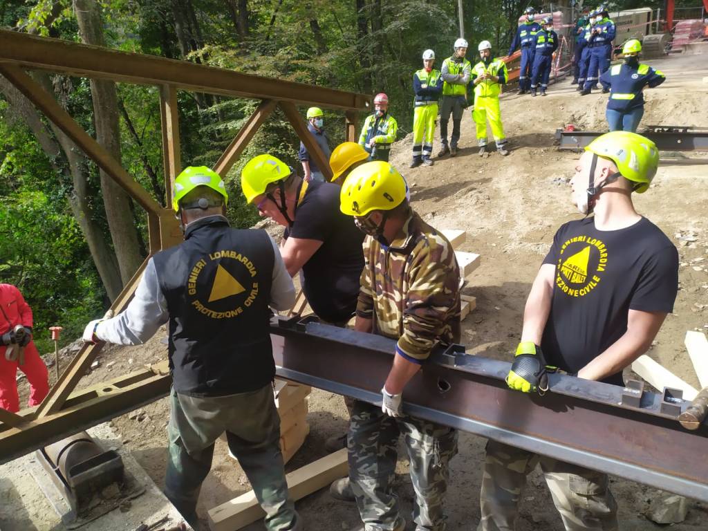 La posa del nuovo ponte a Curiglia