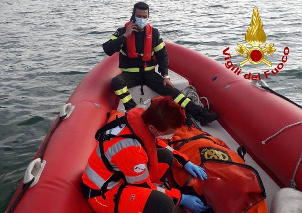 lago vigili del fuoco soccorso ambulanza barca