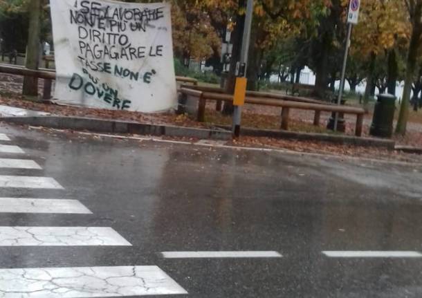 lenzuolo protesta angera