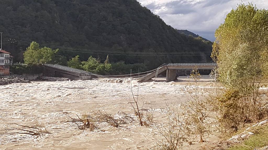 Maltempo, crolla il ponte sul Sesia a Romagnano