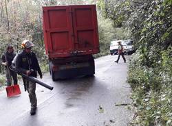 Maltempo: le operazioni per spostare l'albero caduto in via Piana di Luco a Varese