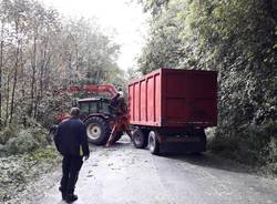 Maltempo: le operazioni per spostare l'albero caduto in via Piana di Luco a Varese