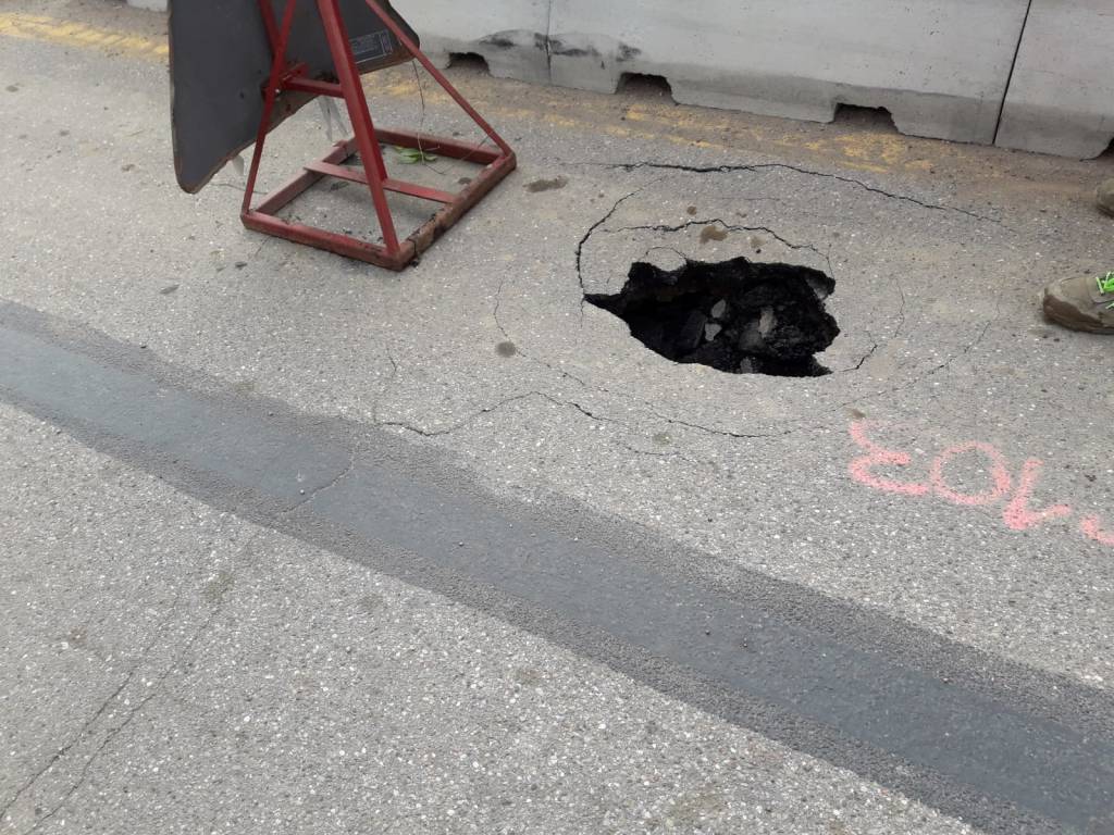 Nuovo cedimento della strada in piazzale Kennedy a Varese