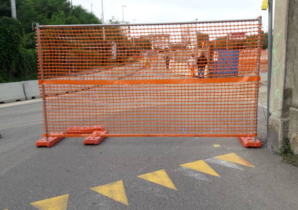 Nuovo cedimento della strada in piazzale Kennedy a Varese