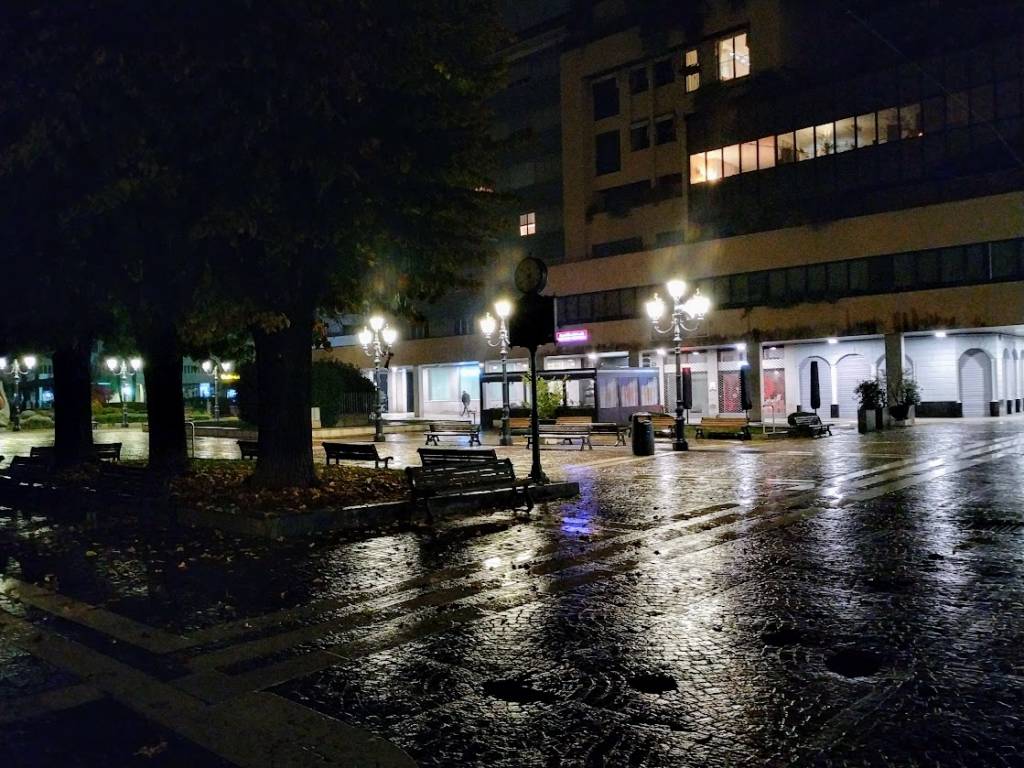 Ore 23, scatta il coprifuoco: la situazione a Saronno e Caronno, tra silenzio e strade deserte