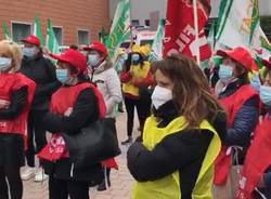 Presidio degli addetti alle pulizie davanti all'ospedale di Circolo