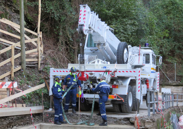 Protezione Civile di Cerro Maggiore al lavoro per la posa del ponte bailey a Curiglia