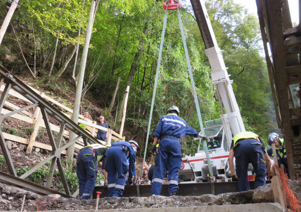 Protezione Civile di Cerro Maggiore al lavoro per la posa del ponte bailey a Curiglia