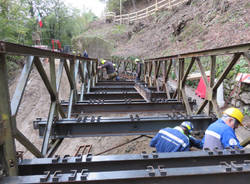 Protezione Civile di Cerro Maggiore al lavoro per la posa del ponte bailey a Curiglia