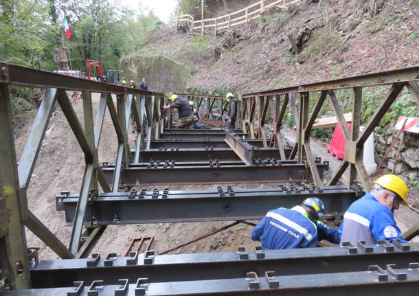 Protezione Civile di Cerro Maggiore al lavoro per la posa del ponte bailey a Curiglia