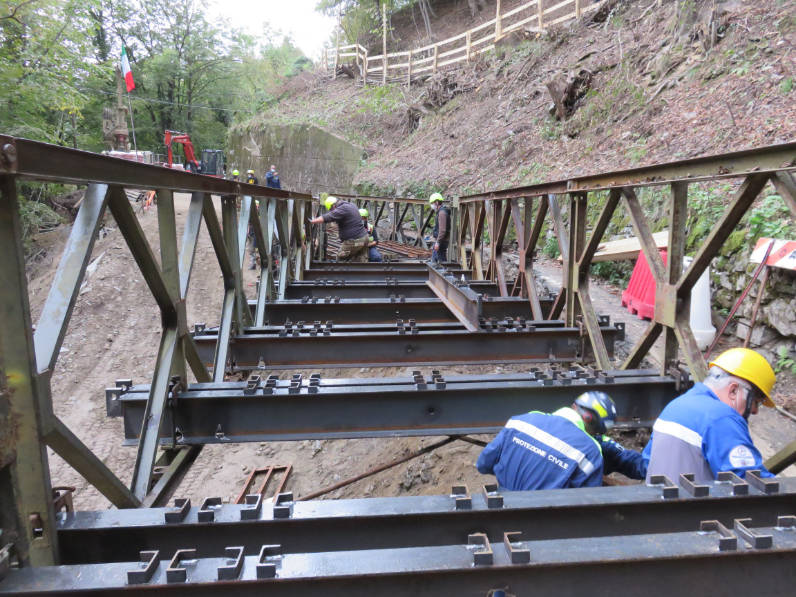 Protezione Civile di Cerro Maggiore al lavoro per la posa del ponte bailey a Curiglia