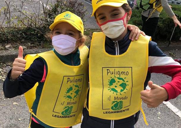 Puliamo il mondo: a Saronno raccolti 30 sacchi di spazzatura grazie a dodici volontari 