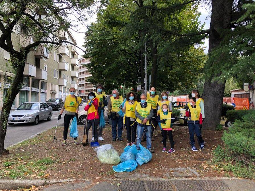 Puliamo il mondo: a Saronno raccolti 30 sacchi di spazzatura grazie a dodici volontari 