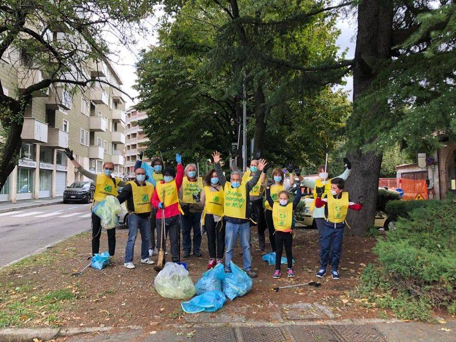 Puliamo il mondo: a Saronno raccolti 30 sacchi di spazzatura grazie a dodici volontari 