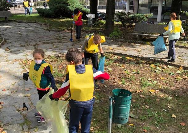 Puliamo il mondo: a Saronno raccolti 30 sacchi di spazzatura grazie a dodici volontari