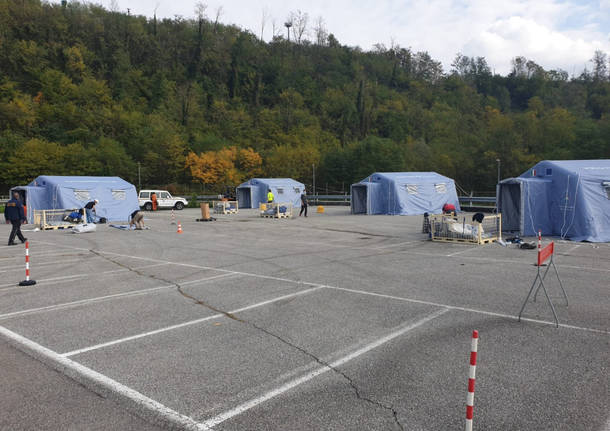 Quattro tende per i tamponi drive