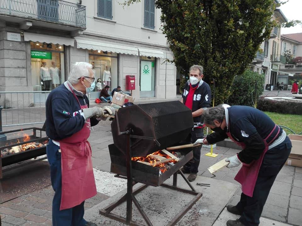 Saronno, 150 kg di caldarroste distribuite durante la castagnata di Avis 