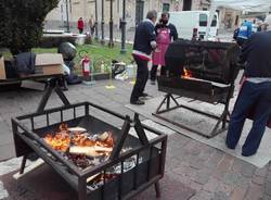 Saronno, 150 kg di caldarroste distribuite durante la castagnata di Avis 