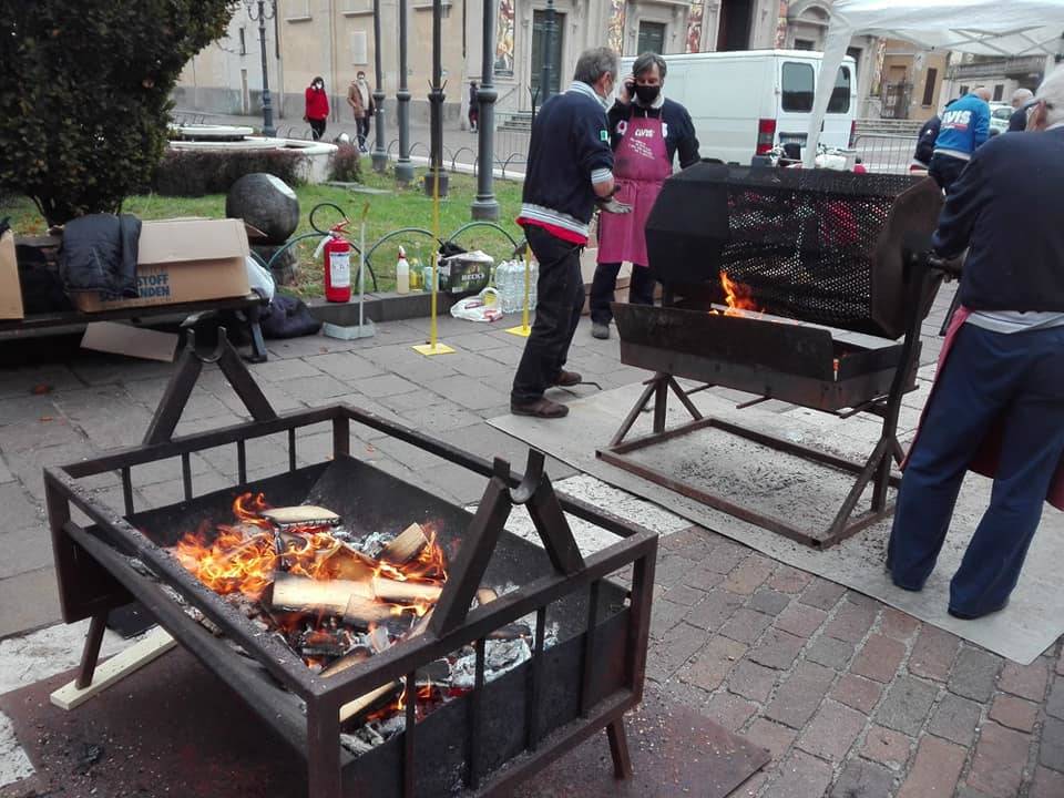 Saronno, 150 kg di caldarroste distribuite durante la castagnata di Avis 