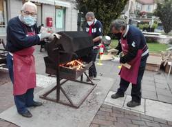 Saronno, 150 kg di caldarroste distribuite durante la castagnata di Avis 