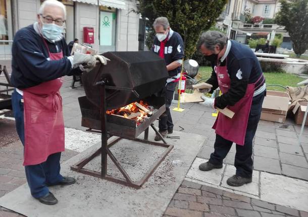 Saronno, 150 kg di caldarroste distribuite durante la castagnata di Avis 