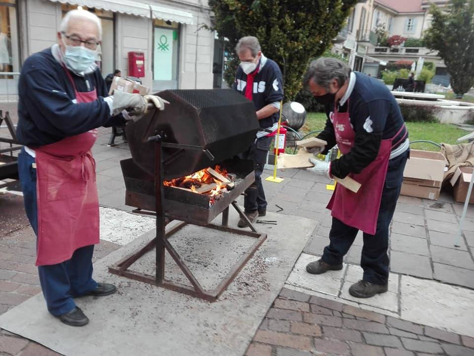 Saronno, 150 kg di caldarroste distribuite durante la castagnata di Avis 