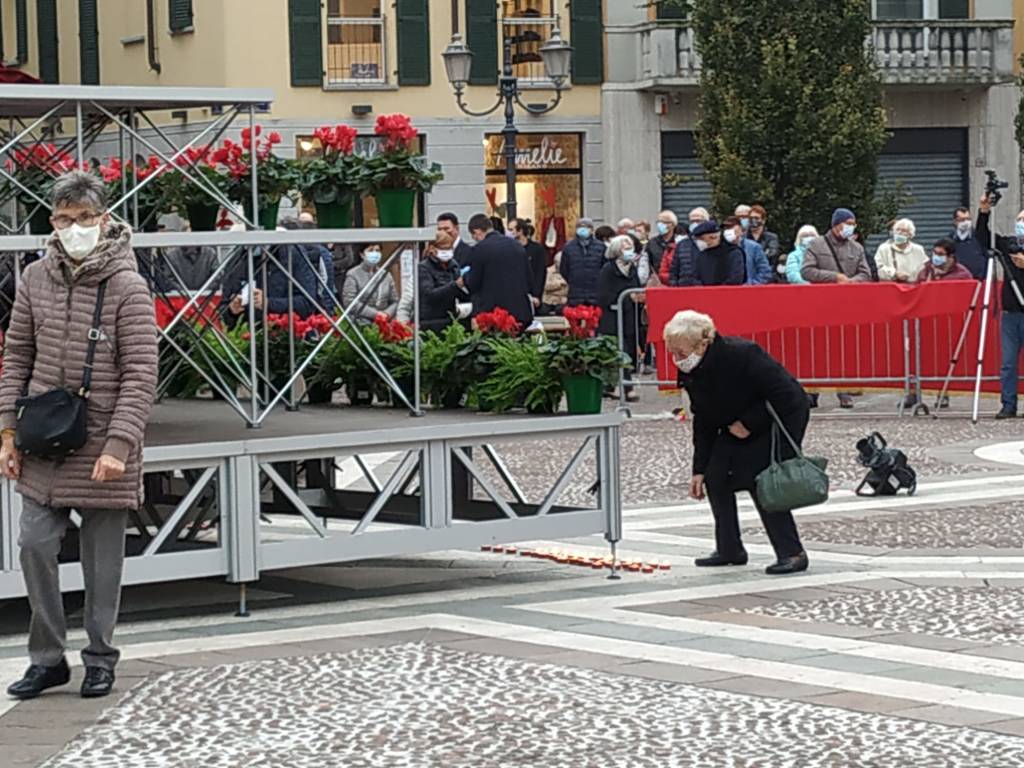 Saronno, Festa del Trasporto: i fedeli si riuniscono attorno al Crocifisso in piazza Libertà