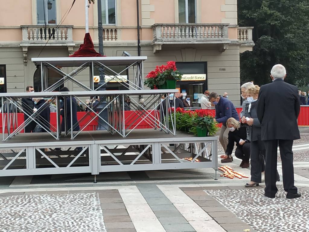 Saronno, Festa del Trasporto: i fedeli si riuniscono attorno al Crocifisso in piazza Libertà