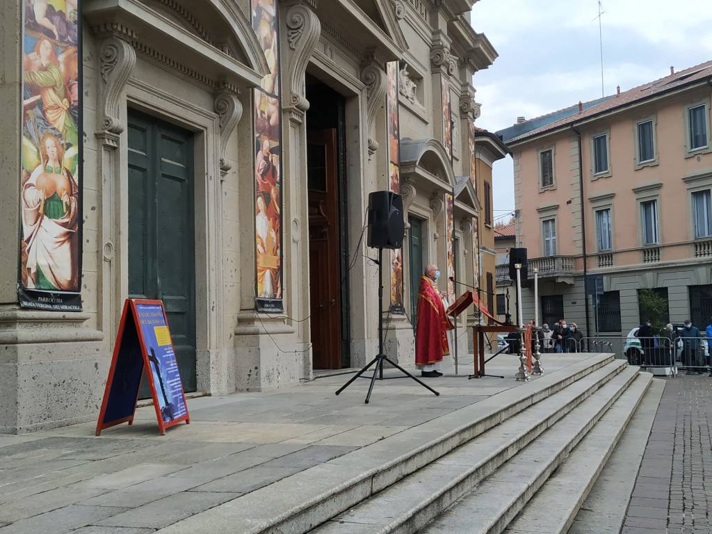 Saronno, Festa del Trasporto: i fedeli si riuniscono attorno al Crocifisso in piazza Libertà
