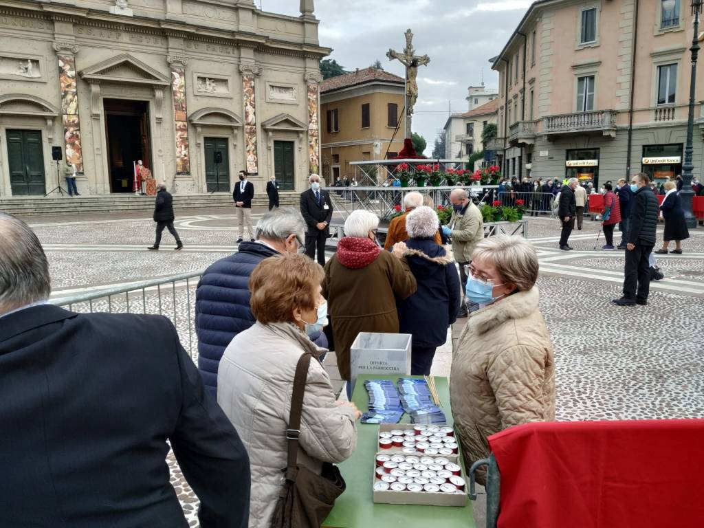 Saronno, Festa del Trasporto: i fedeli si riuniscono attorno al Crocifisso in piazza Libertà
