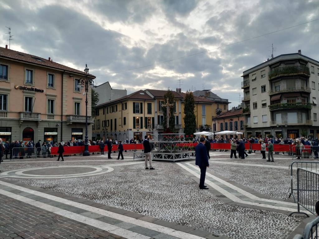 Saronno, Festa del Trasporto: i fedeli si riuniscono attorno al Crocifisso in piazza Libertà