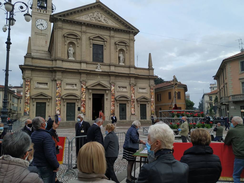 Saronno, Festa del Trasporto: i fedeli si riuniscono attorno al Crocifisso in piazza Libertà